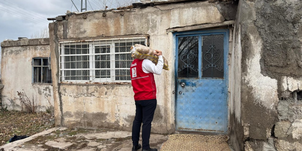 Ağrı Kızılay Kışlık Patates Yardımı Dağıttı