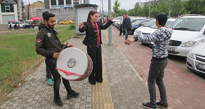 Eşinden boşanıp kutlama yaptı