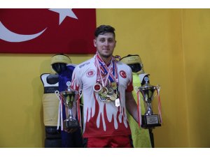 Kalecilikten Kick Boks Şampiyonluğuna