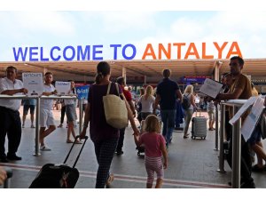 Antalya’da gökten turist yağdı: Rekor kırıldı