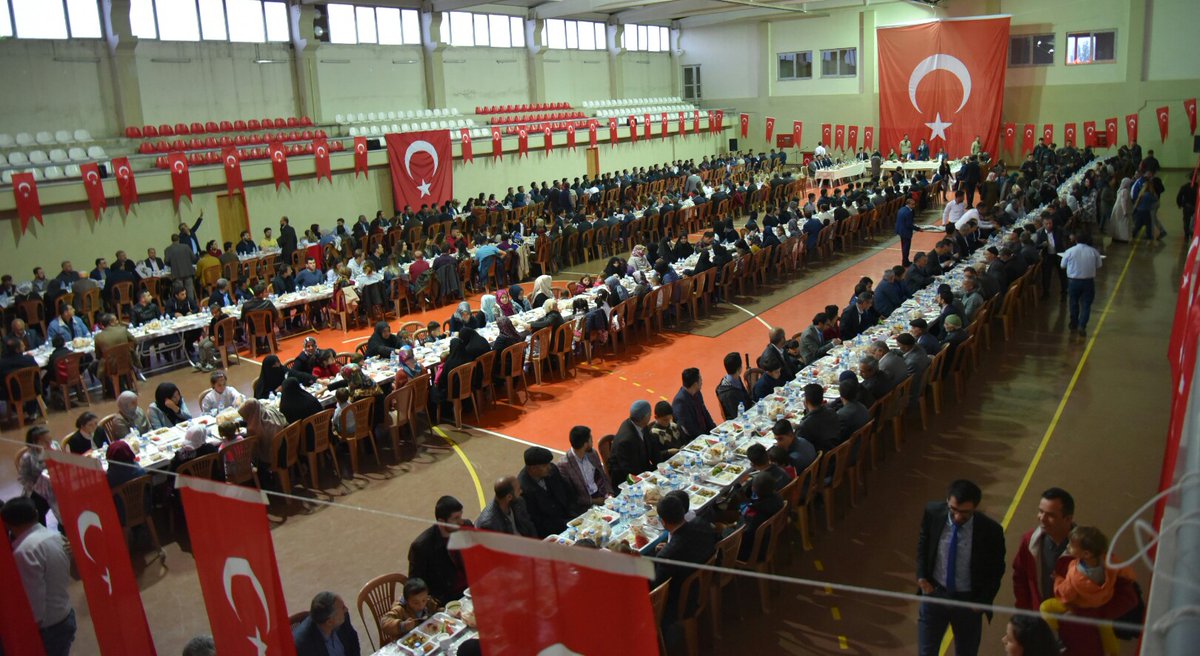 Vali Elban iftar programlarına vatandaşlarla bir araya geliyor