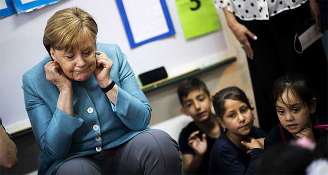 Merkel mülteci çocuklarla görüştü