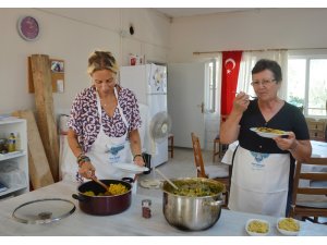 Şarkıcı Zeynep Casalini Mudanyalı kadınlarla yemek yaptı