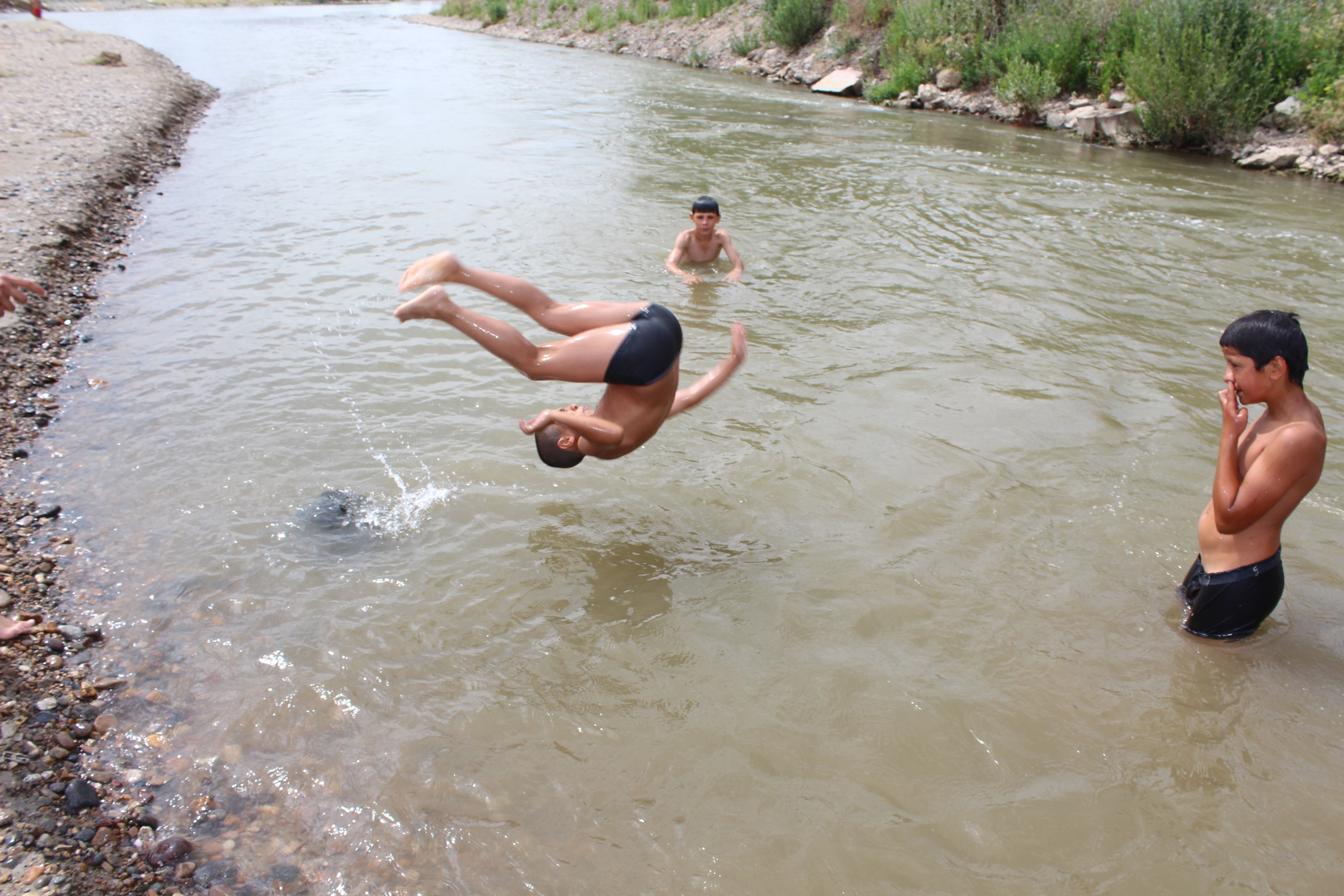 Ağrı’da çocuklar Murat Nehri’nde serinliyor