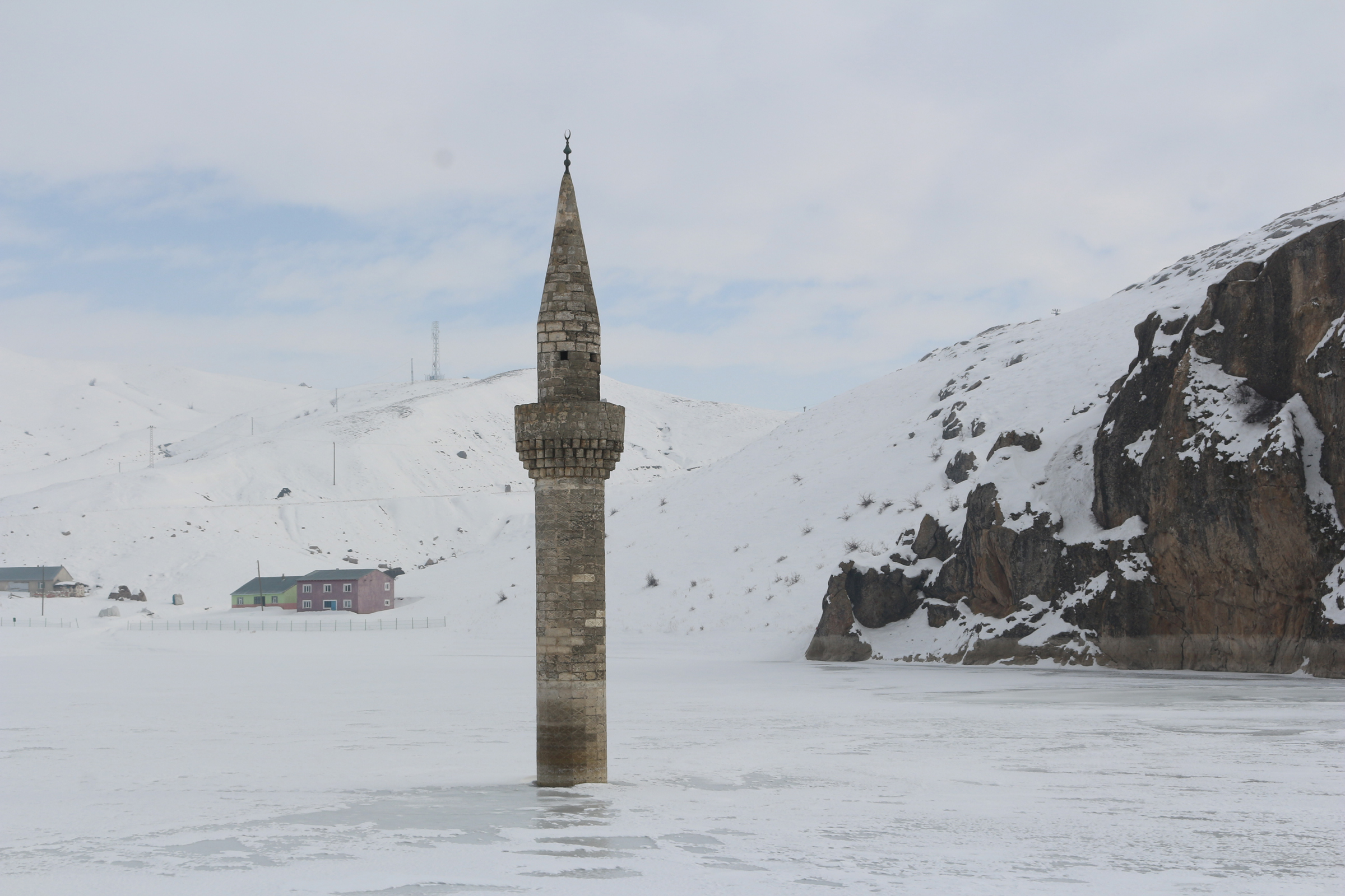 Buzlar arasında ayakta duran minare büyülüyor