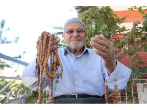 Zeytin çekirdeklerinden tespih ve kolye yapıyor