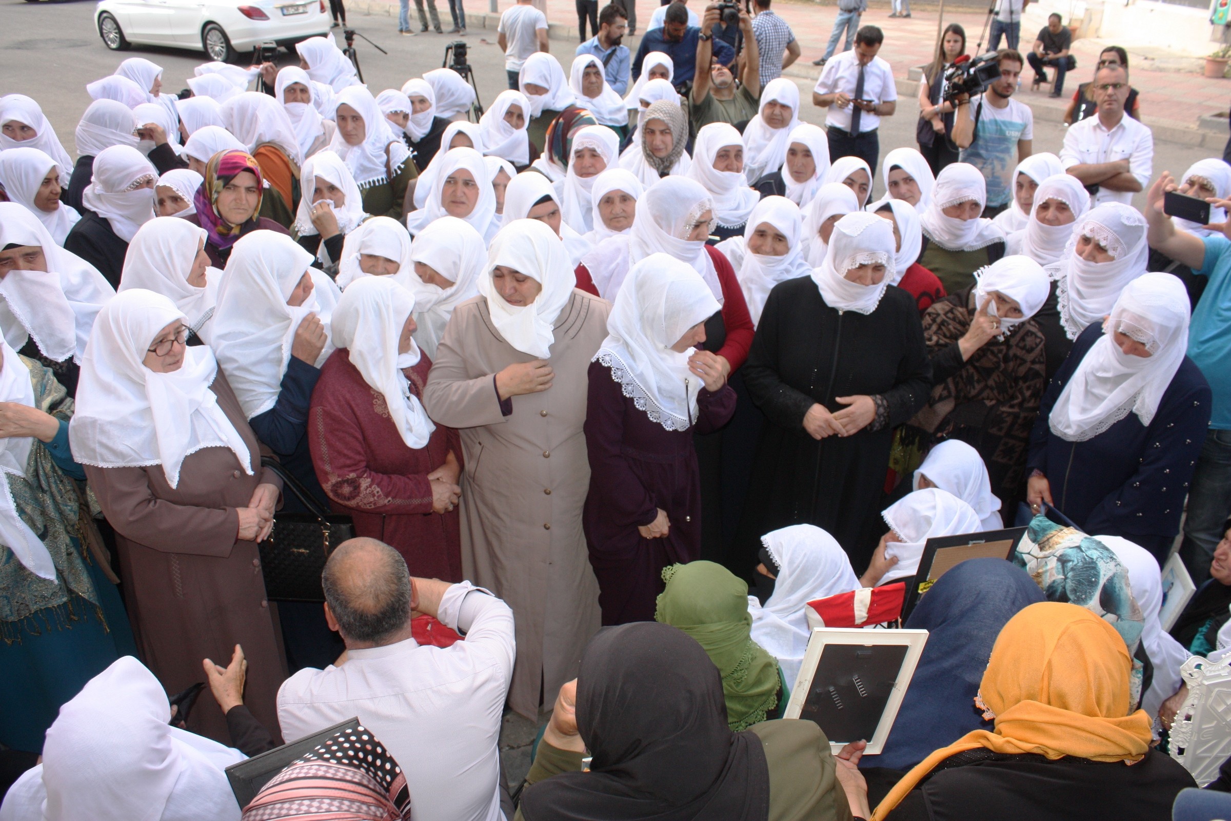 Beyaz tülbentli Ağrılı anneler Diyarbakır’da