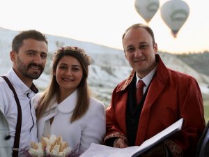 Gökyüzünde sıcak hava balonunda nikah töreni