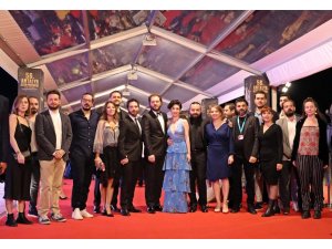 Altın Portakal Film Festivali’nde kırmızı halıda ünlüler geçidi