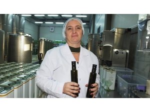 Kadın öğretmen fabrikatör oldu, ödüllü zeytin yağları üretti