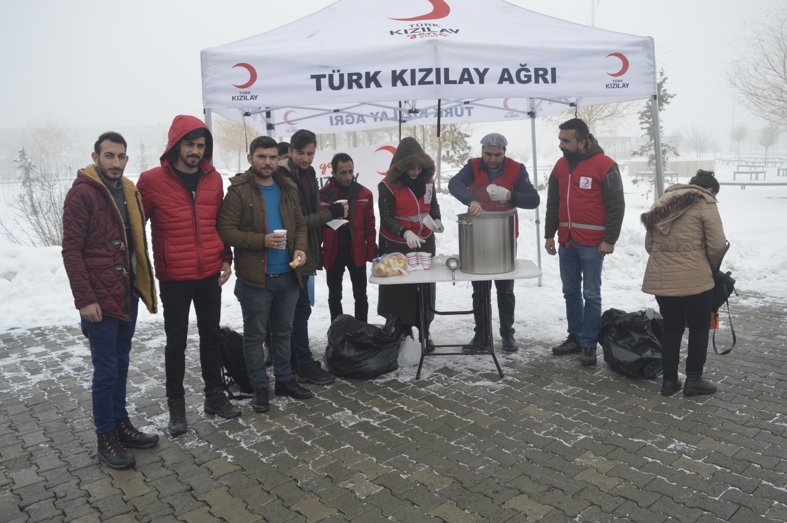 Ağrı'da soğuk kış günlerinde üniversite öğrencilerine çorba ikram ediyor