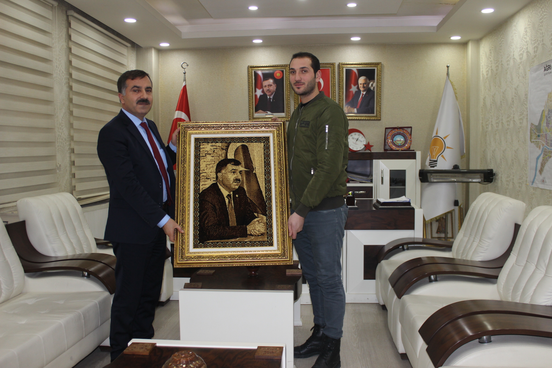 İl Başkanı Aydın'a portre hediye edildi