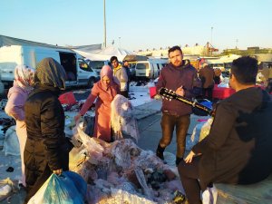 Bu tezgaha gelenler, oynamadan gitmiyor