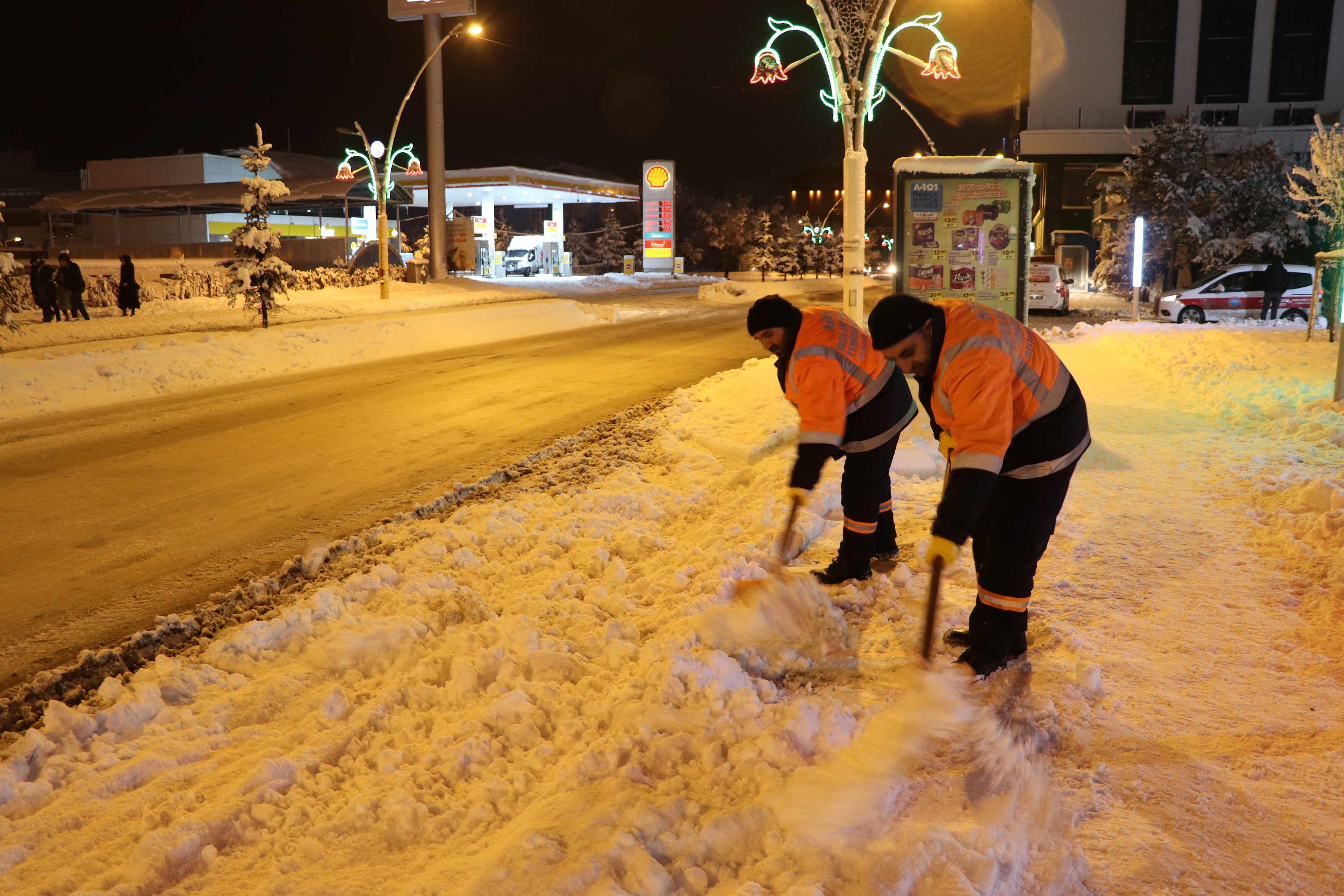Ağrı’da belediye ekipleri kar mesaisini sürdürüyor