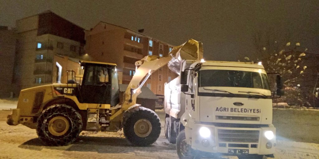 Ağrı'da belediye ekiplerinin karla mücadele çalışmaları sürüyor