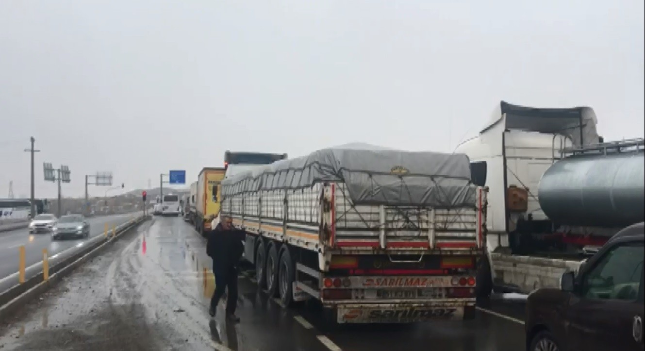 Ağrı - Erzurum karayolu tipi nedeniyle trafiğe kapatıldı