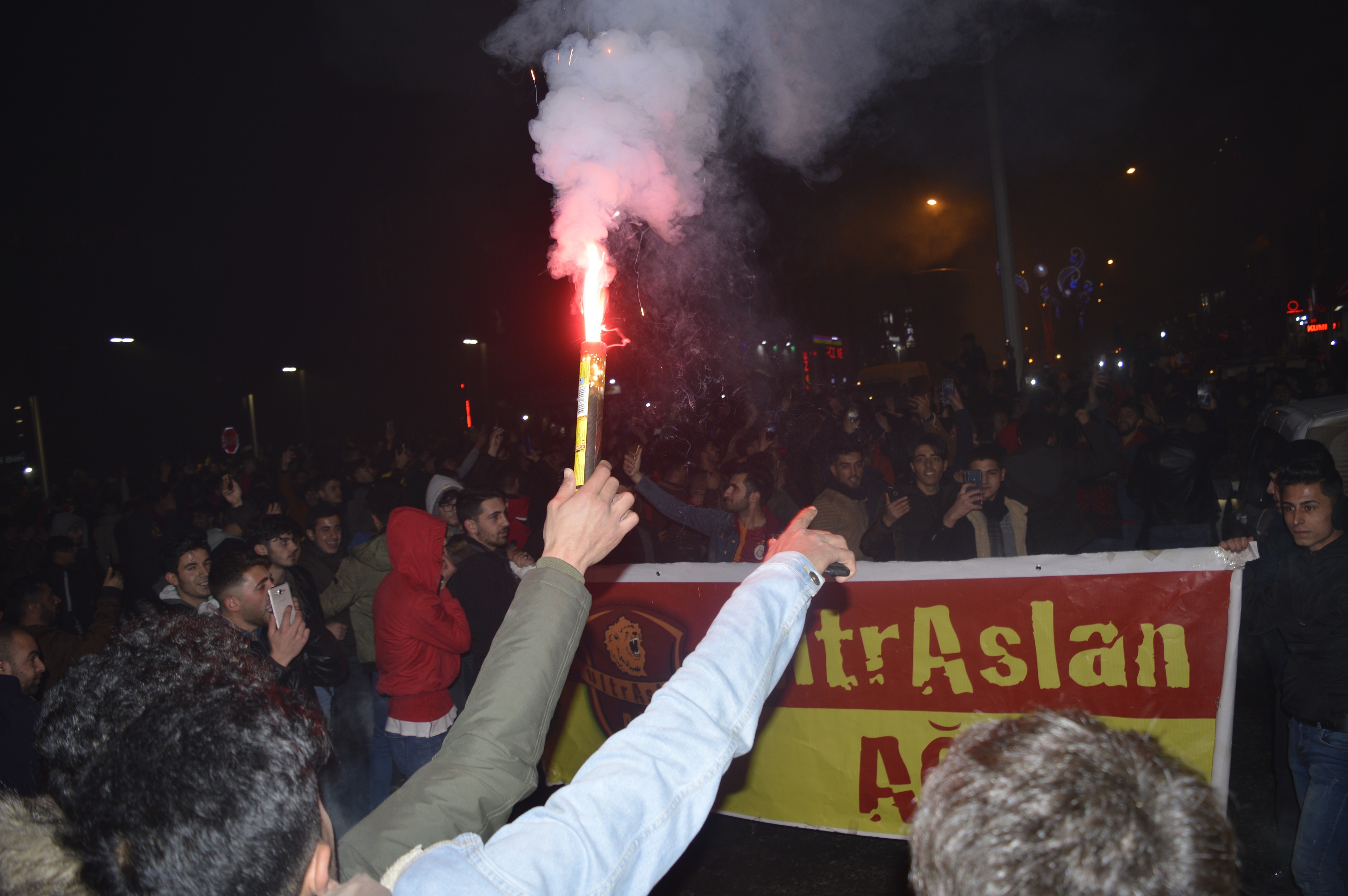 Ağrı'da Galatasaraylılar Kadıköy galibiyetini kutladı