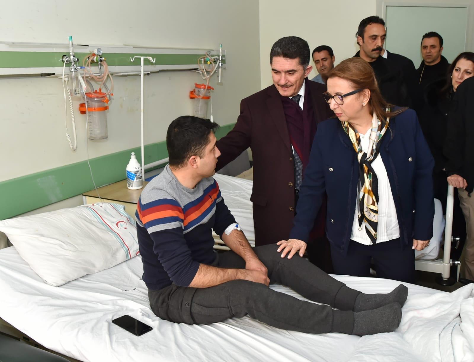 Ticaret Bakanı Ruhsar Pekcan, Doğubeyazıt’ta yaralıları ziyaret etti
