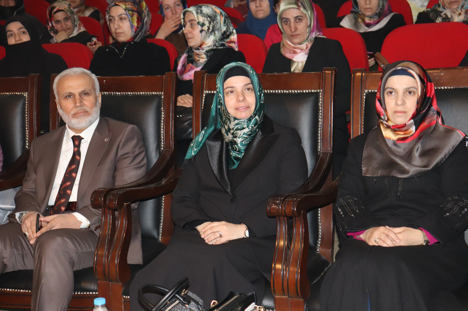 Ağrı’da 'Hakları ve Saygınlığı ile İslam'da Kadın' konferansı düzenlendi
