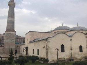 890 yıllık cami yıllara meydan okuyor