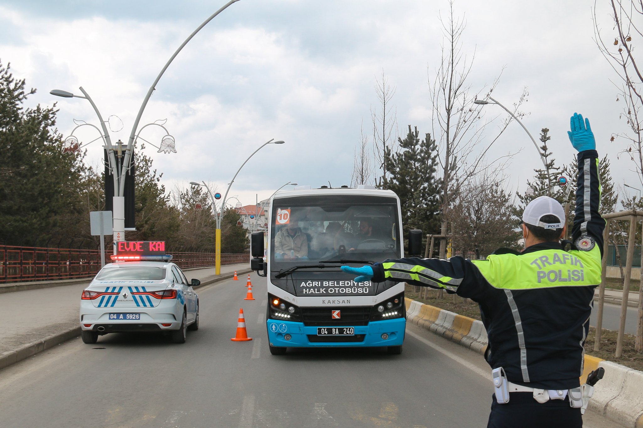 Ağrı'da polis, koronavirüs tedbirleri kapsamında otobüsleri denetledi