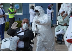 Isparta’da tedavileri tamamlanan 40 umreci daha alkışlarla taburcu edildi