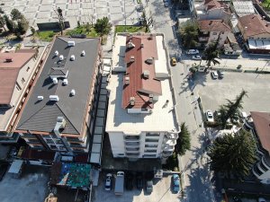 Terasta bisiklet süren kişi drone ile görüntülendi