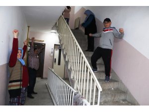 Sokağa çıkamayınca çözümü apartmanda spor yapmakta buldu