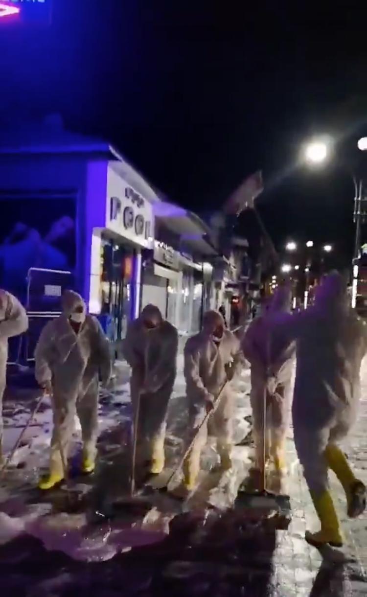 Ağrı Belediyesi halay çekerek cadde ve sokakları yıkadı