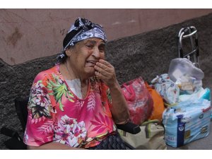 Hastaneden çıkan 7 çocuklu yaşlı kadın sokağa atıldı