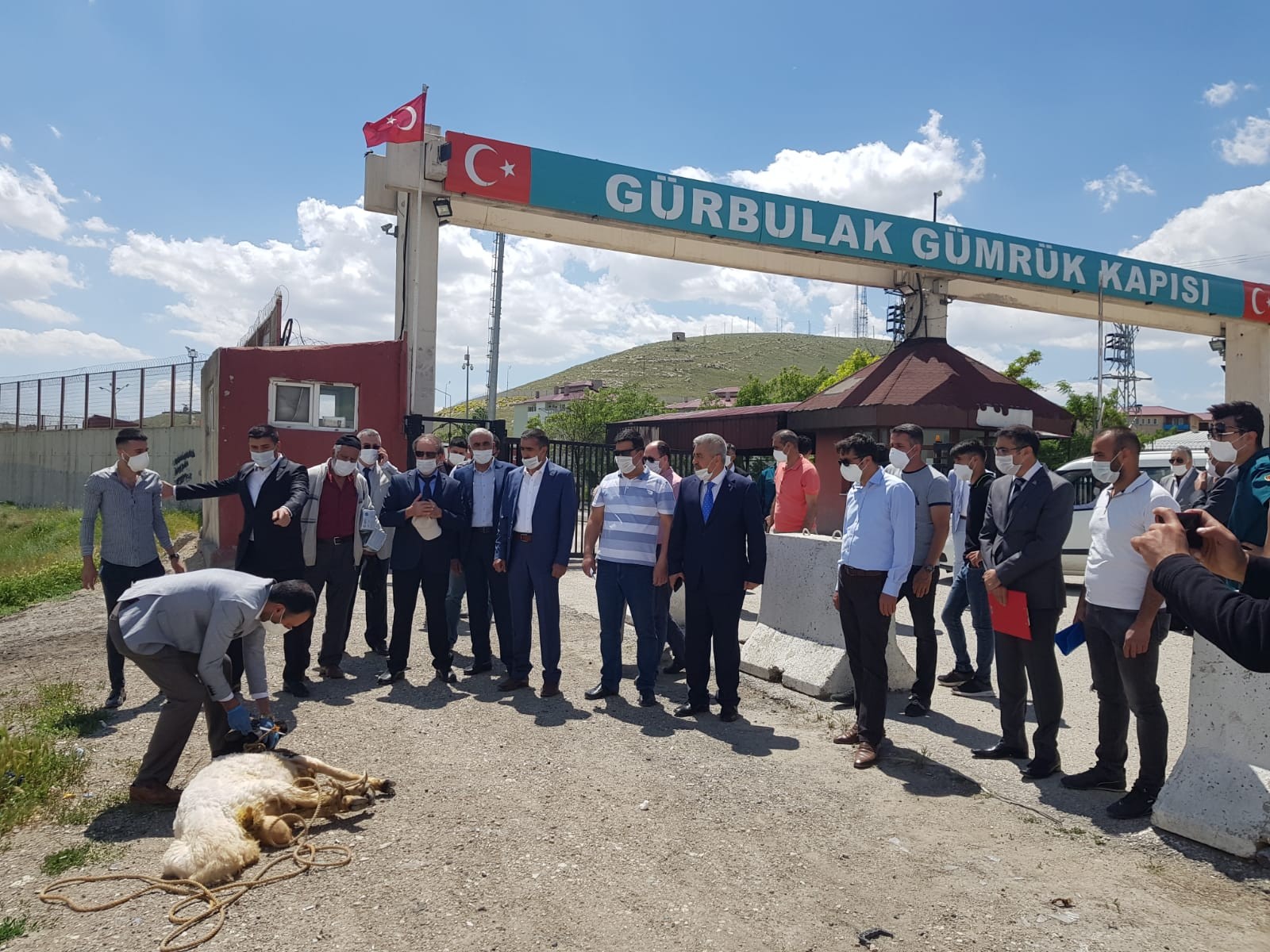 DAİB yönetimi Gürbulak'ta kurban kesip dua etti