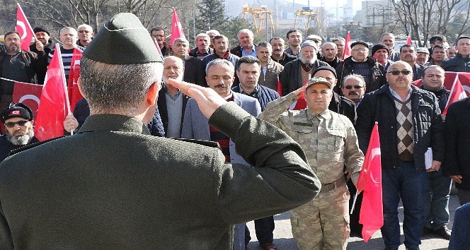 Gönüllü askerlik için kuyruğa girdiler