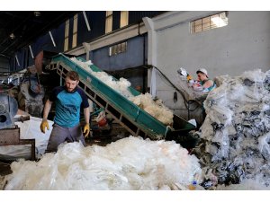 Atık hurda plastikler ham maddeye dönüşüyor