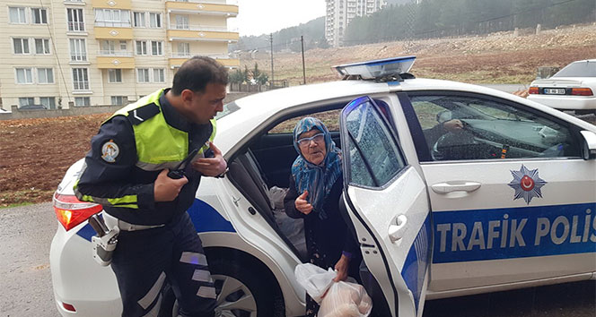 Polis'ten yaşlı kadına şefkat eli