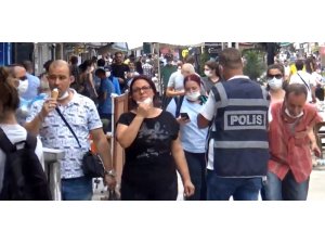 Polisi gören maskesine sarıldı