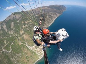 600 metrede paraşütte davul çaldı