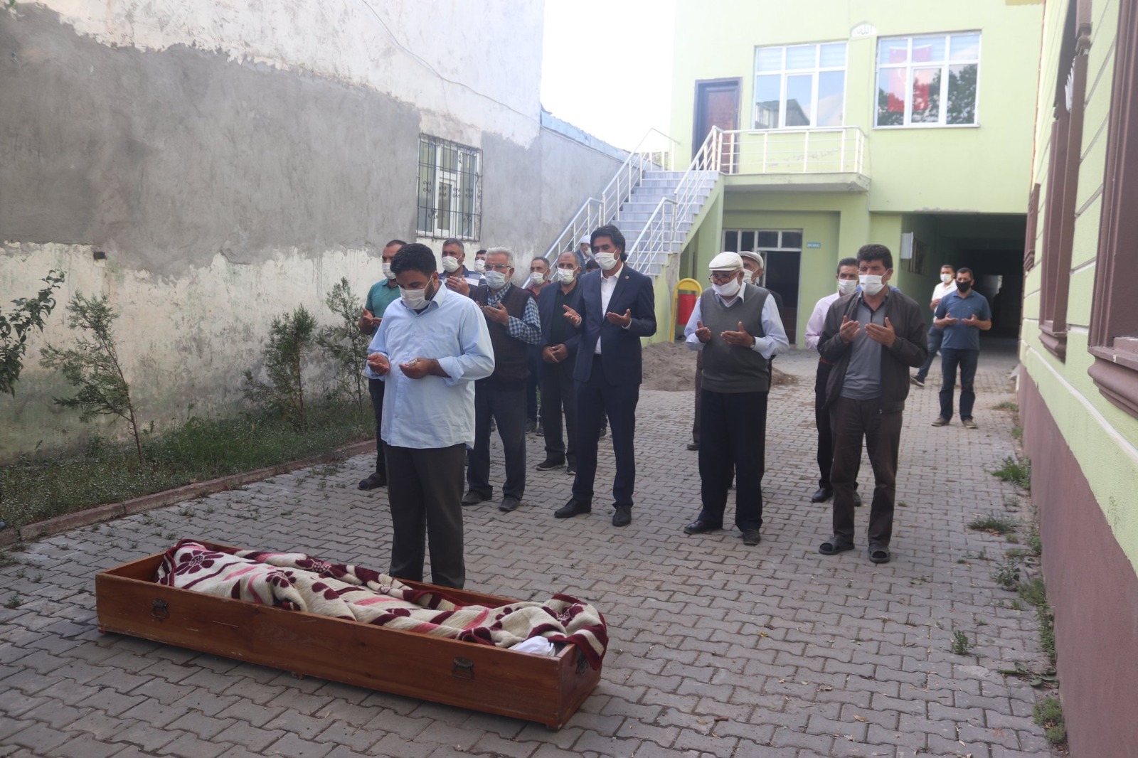 Tekne faciasında hayatını kaybeden göçmenin cenazesi Taşlıçay’da toprağa verildi