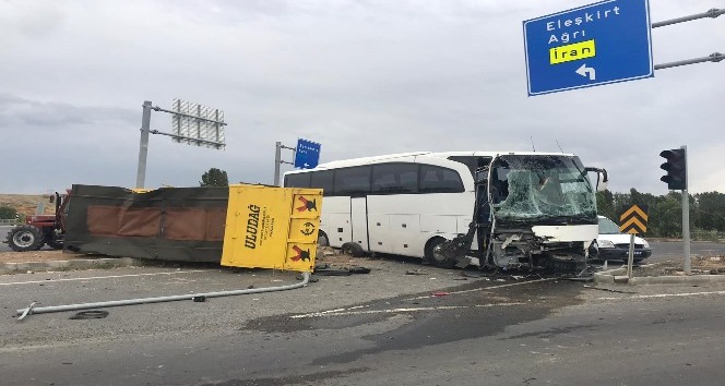 Erzurum’da otobüs ile traktör çarpıştı, yaralılar var