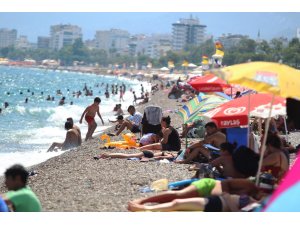 Antalya’da sahillerinde sosyal mesafe ve maskesiz görüntüler