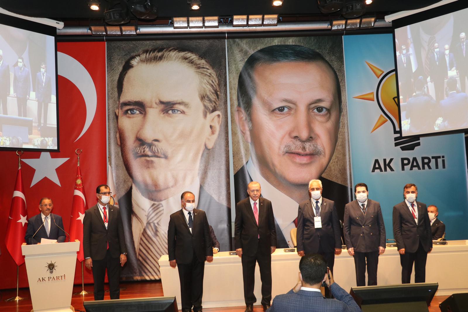 Ağrı’da AK Parti’ye geçen belediye başkanlarına parti rozetleri takıldı