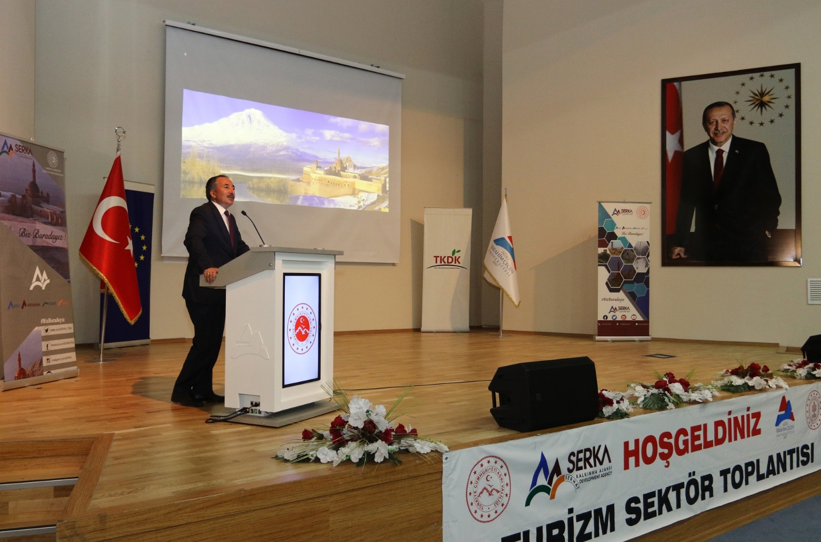 AİÇÜ Rektörü Prof. Dr. Karabulut Ağrı Turizm Sektör Toplantısına Katıldı