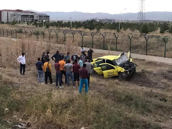 Ağrı'da ticari taksi takla attı şoför yaralandı