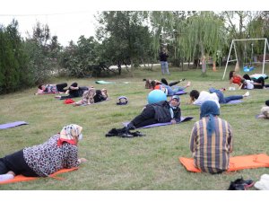 Şalvarlarıyla pilates eğitimine katıldılar