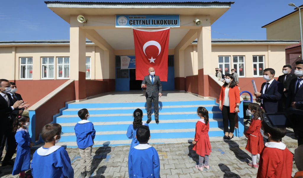 Ağrı Valisini at sırtında Türk bayraklarıyla karşıladılar