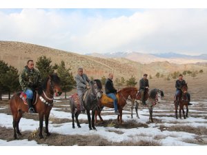 Atlara binip ’karlı pekmez’ yemeye gittiler