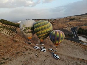 Pamukkale’de balon uçuşlarına Rus turistlerden ilgi