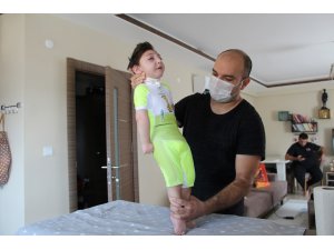 Doktorlar "Üç ay yaşar" dedi, 2,5 yaşında ayaklandı