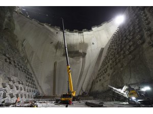 Yusufeli Barajı inşaatı gece gündüz demeden devam ediyor