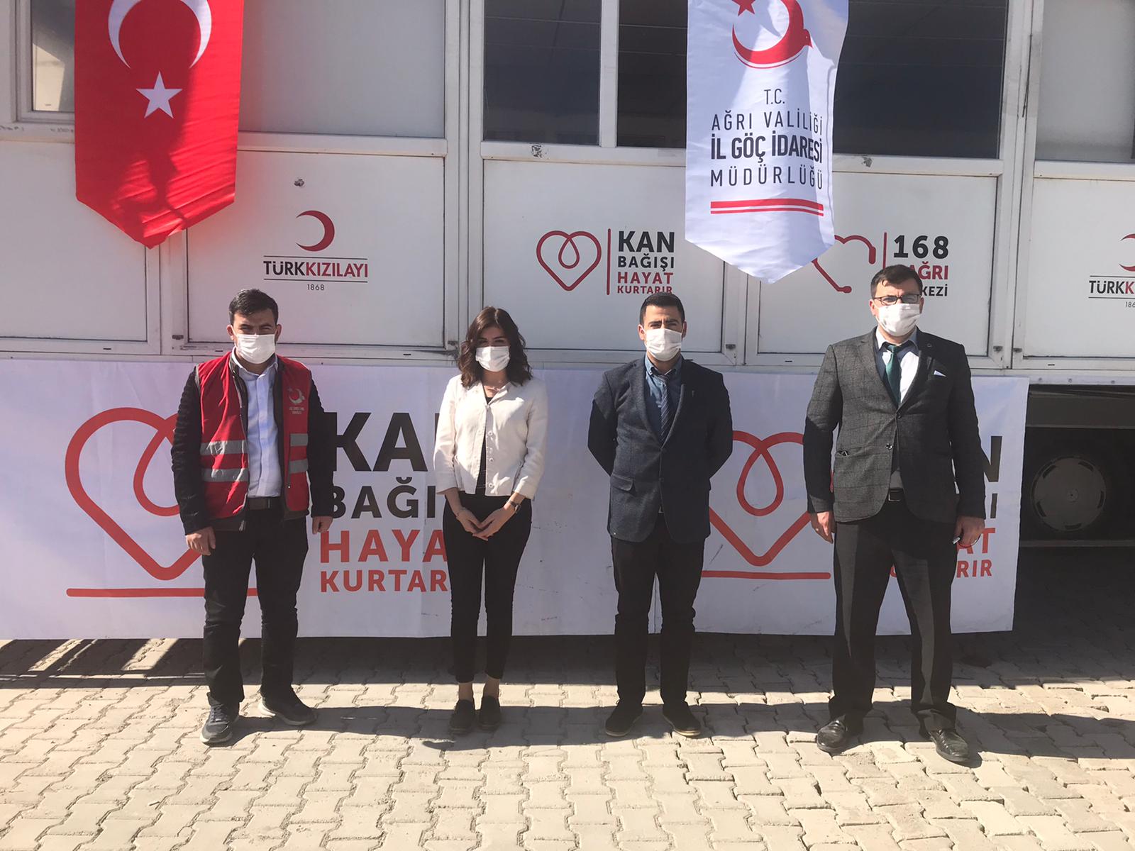 Ağrı'da bulunan kamu kurumları Kızılay'a kan bağışında yarışıyor