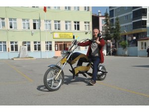 Okulun atölyesinde elektrikli motosiklet yaptı